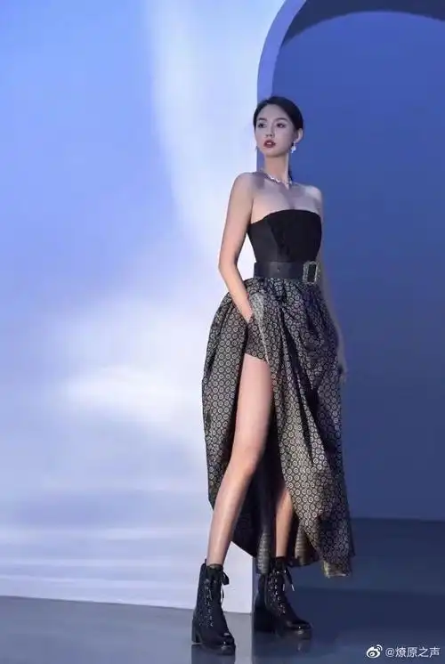 我们182cm的36岁大姐姐世姐张梓琳上总决赛颁奖.