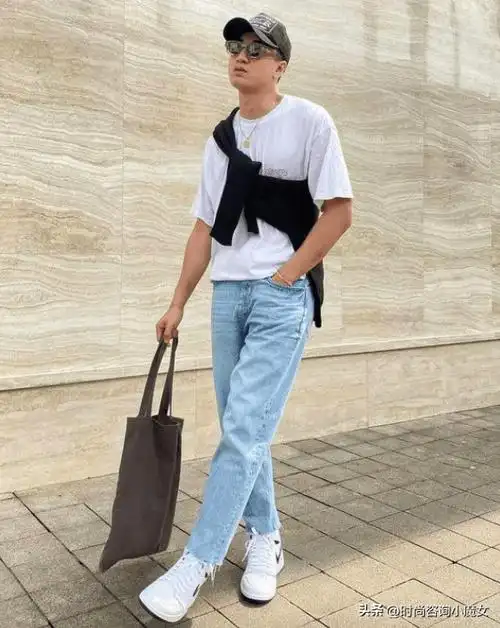 男人春天穿牛仔裤,不一定配小白鞋!换这4款鞋子,想不时髦都难