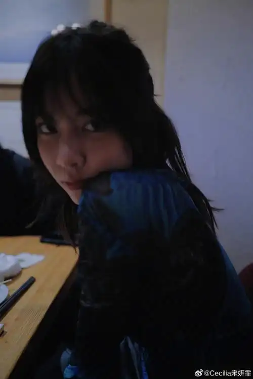 宋妍霏侧脸#@cecilia宋妍霏日常96微博晒照配文"四年后再一起看
