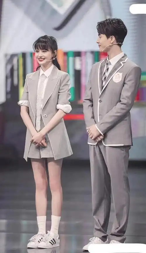 郑爽和父亲在美国被偶遇,一双筷子腿瘦到吓人,为了赚钱不停折腾