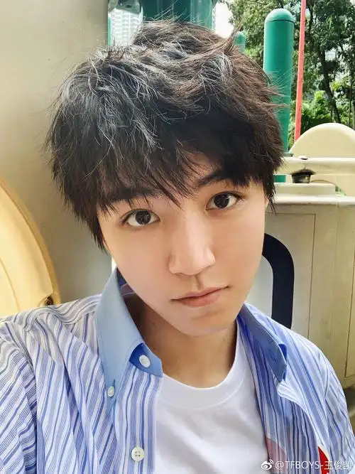 02.14 王俊凯情人节自拍