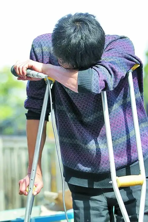 濮阳一男子为救怀孕妻子 街头拄拐上街卖唱