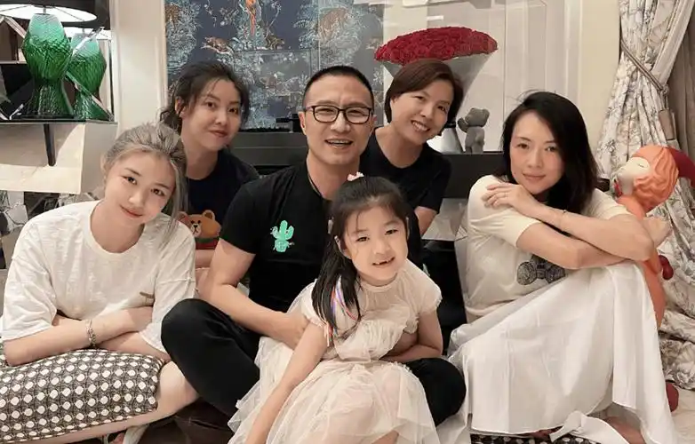 据悉这个孩子是汪峰的二女儿,跟着生母康作如生活.