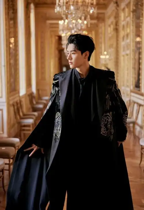 龚俊这次火到国外去了穿西装宛若暗夜贵公子1米86身高抢镜