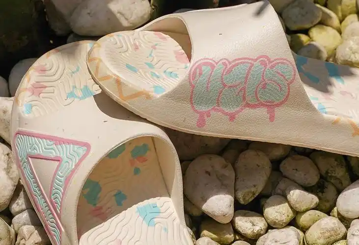 匹克甜美冰淇淋联名版态极拖鞋软弹的脚感和极具辨识度的造型