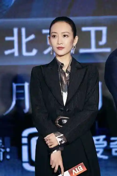 的额头露出来让王鸥看起来很飒,把她的面部轮廓完整地露出来更显小v脸