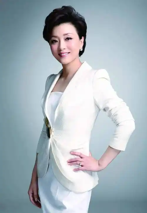 70亿富婆杨澜近照曝光,巅峰时辞职央视,离婚后嫁200斤