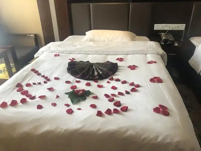 来到酒店开门一瞬间心情飞起～满床玫瑰花瓣,简直不要太浪漫哦