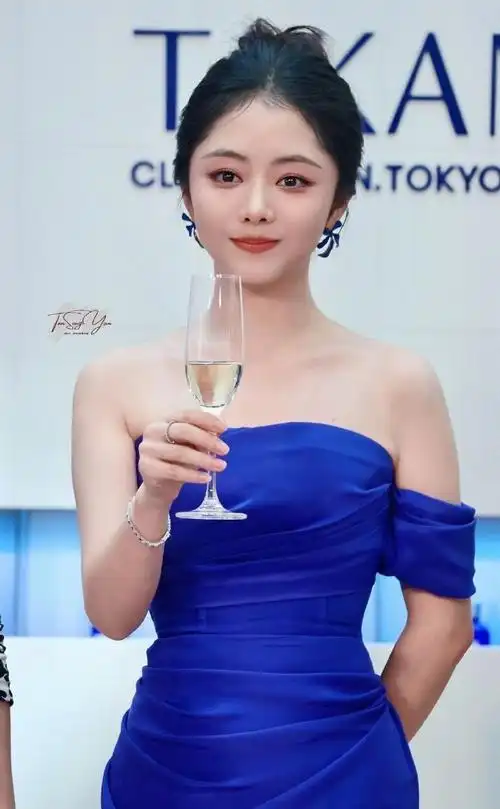 谭松韵克莱因蓝裙