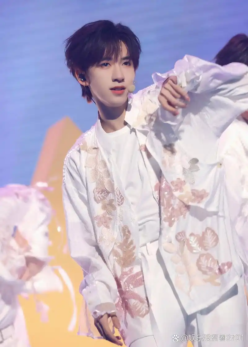 贺峻霖东方风云榜舞台照[色][色]帅力值爆表啦![大笑][鲜花][心]