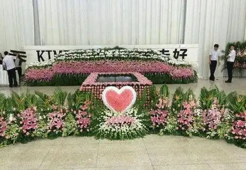 乔任梁追悼会举行粉丝排队入场哭成一片