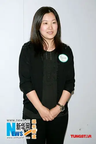 伏明霞出席公益活动坦承不习惯面对传媒图