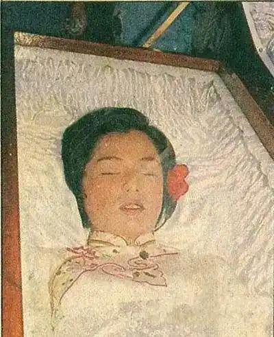 翁美玲大殓仪式开始,她她穿着白底绣花古装戏服躺在棺木中,样子很安详