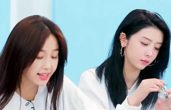 下巴连脖子有多毁形象?看到赵晓棠虞书欣的同框,气质差太多