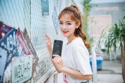 这个全面屏有点不一样 vivo x21屏幕指纹版美女图赏