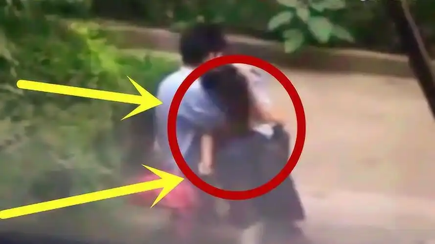 小情侣正在公园亲热3秒后太恶心众目睽睽请注意影响