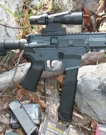 不但换成了045英寸口径还用上了手枪弹匣ar15又一款特殊魔改