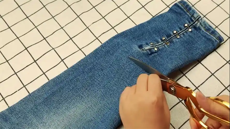 穿旧的牛仔裤不要扔,简单剪几刀,瞬间变成时尚新款