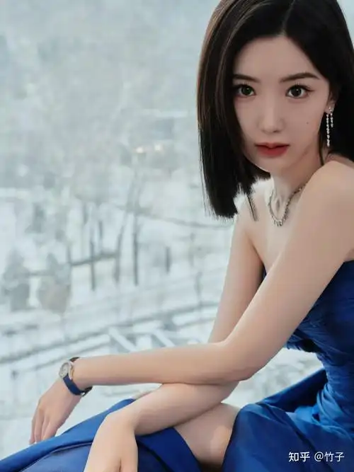 毛晓彤最新美照分享,宝石蓝开叉礼服裙与皑皑白雪相映成辉好美啊