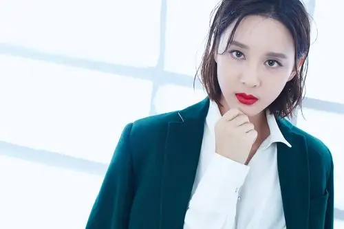 被帅到了!"颜婉"华娇西装撩发,干练又性感