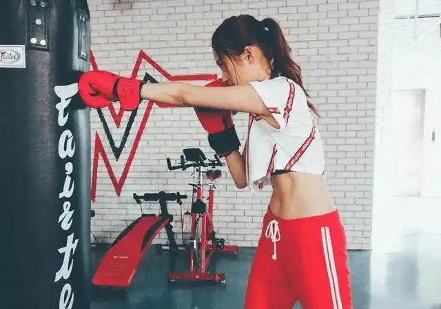 原创秀腹肌马甲线的美女明星张雨绮第八赵丽颖第二第一是谁