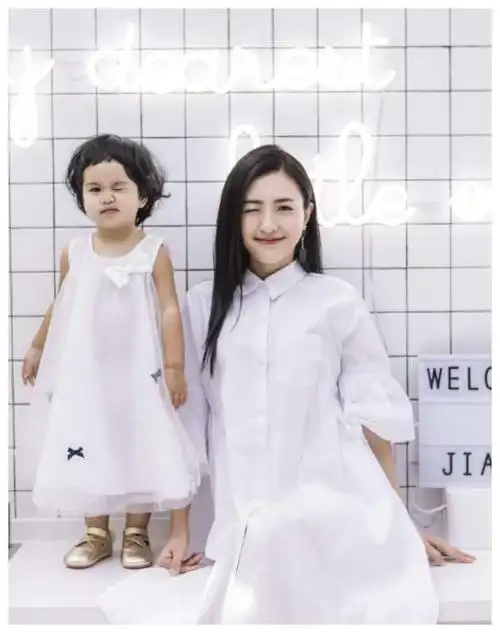 修允菲小时候已经够可爱了?看到包可艾小时候,才知道啥叫洋娃娃