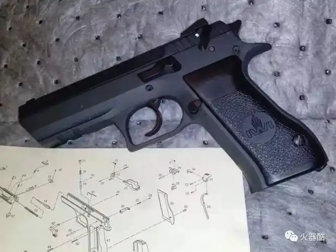 一个人拥有一座武器库是什么感觉北美华人枪械藏家天字一号的部分藏品