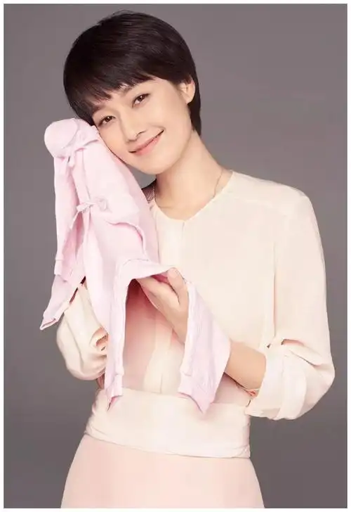 文章再表示对不起马伊琍,怀孕到生产不能陪伴,让她受了很多苦