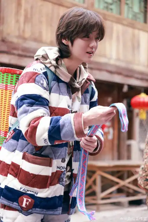 鹿晗超话#哈哈哈哈哈#鹿boss@m鹿m首次打卡大利侗寨长桌宴,体验超热情