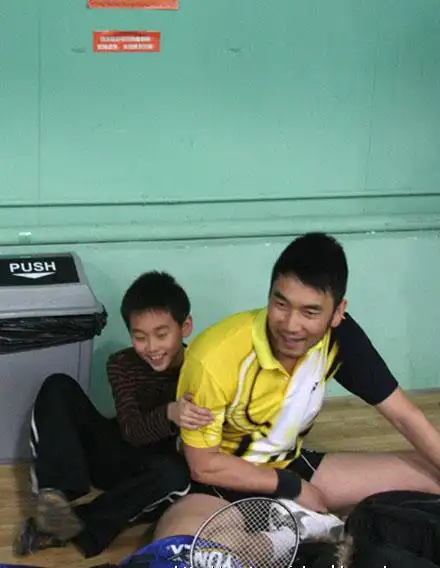 林依轮一家四口近照曝光两个儿子超像林依轮组图