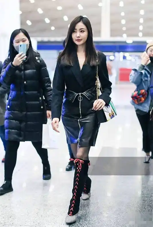 张天爱上身西服装尽显女王范 穿长靴亮相气场十足