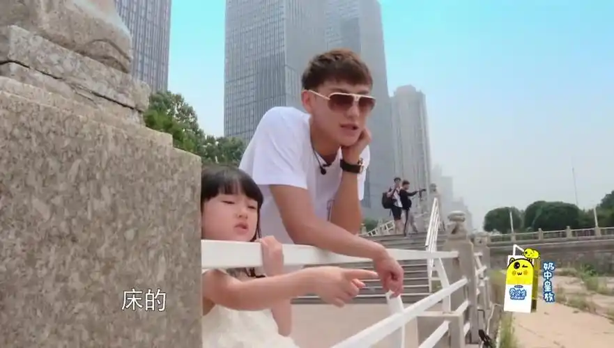 《闪亮的爸爸》:黄子韬带贝贝去海边玩,教育贝贝要保护环境