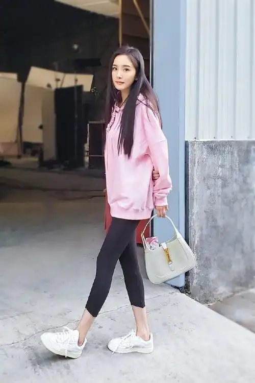 杨幂穿粉色卫衣配紧身运动裤长发飘飘温柔可人