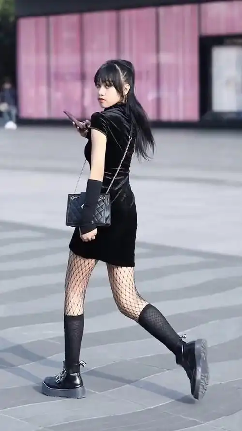 暗黑系旗袍搭渔网袜别具一格的穿搭你怎么看