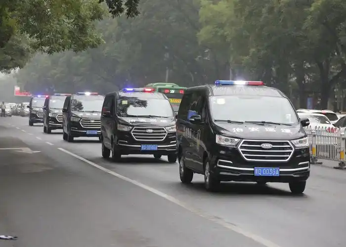 60辆治安巡逻车在长治市公安局交接