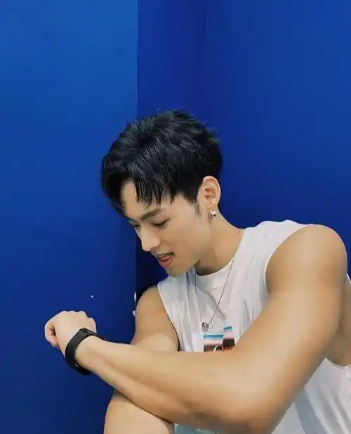 拥有八块腹肌的歌手,还有丰硕的身材肌,喜欢撸铁没道理_董又霖_健身房