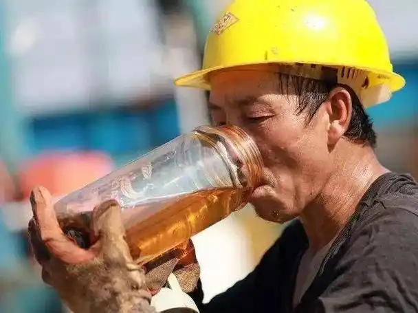 农民工进城务工,一直做的是又苦又累的工作.