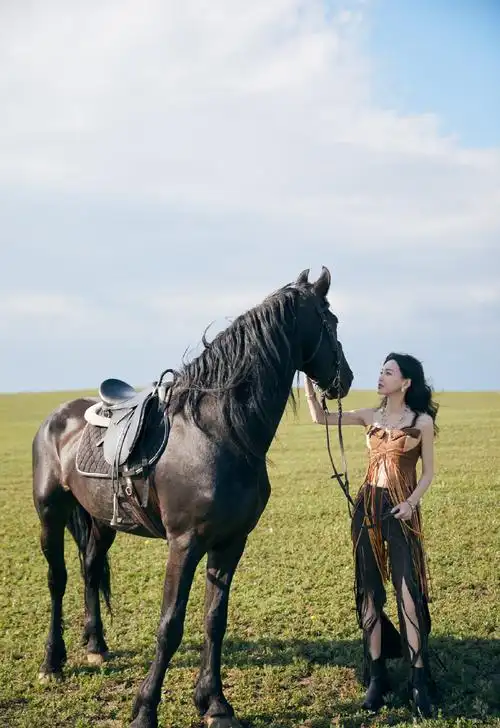 于文文草原骑马照