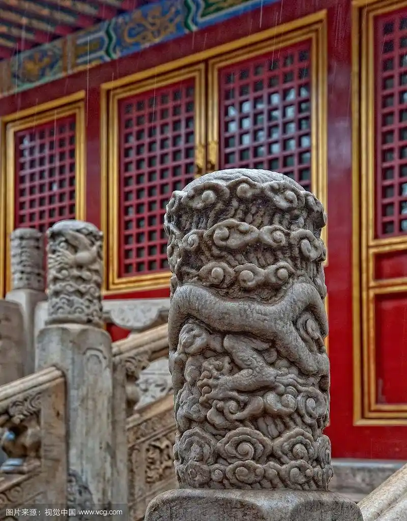 雨中故宫的汉白玉云龙纹望柱