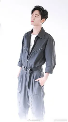肖战身穿灰色连体工装裤帅气亮相活动帅气逼人