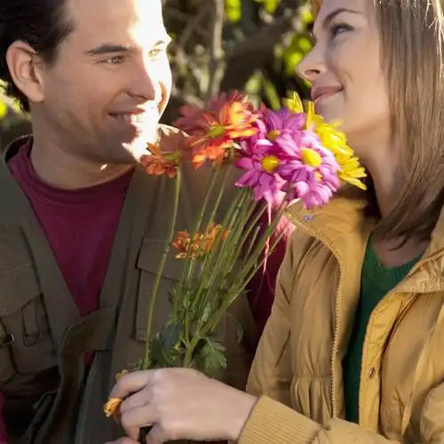 方图,室外,白天,正面,爱情,欧洲,欧洲人,许多,握,服装,盛开,很多,浪漫