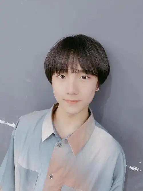 最后就是还很少露面的时代峰峻三代团练习生苏新皓,他是重庆一中初二