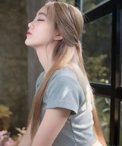 青春女生的日常生活照,各种不同的穿搭,展现出百变的迷人魅力_姐姐