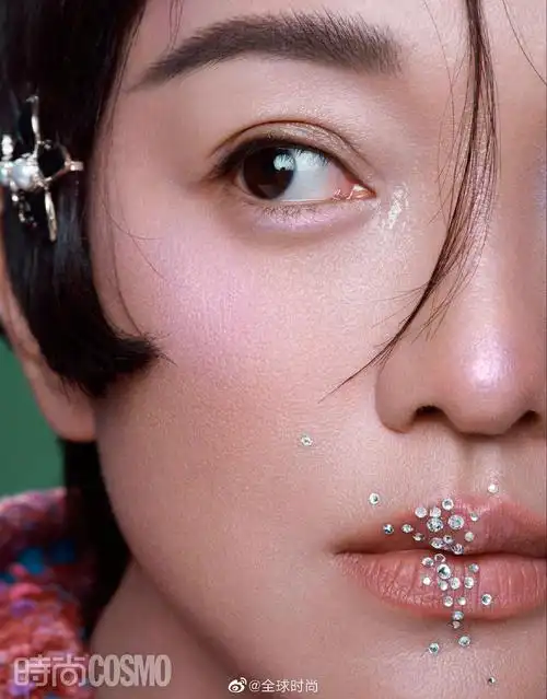 周迅 时尚cosmo 9月刊封面大片 以齐耳短发造型出镜……__财经头条