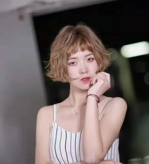 有哪些不显老的短发烫发?