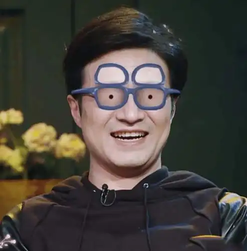 原创汪峰摘下眼镜如同换脸被喊话容貌大变认不出网友是一个人吗