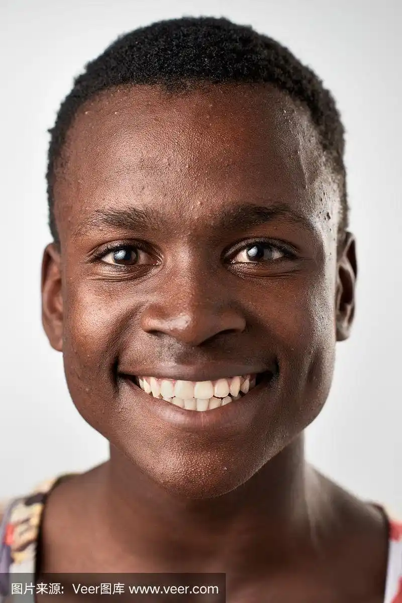 非洲人微笑的工作室肖像