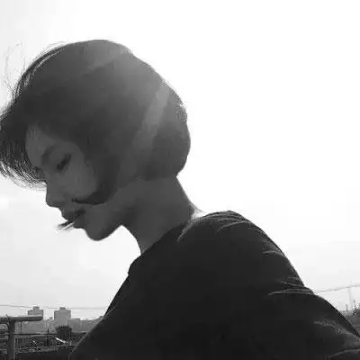 黑白短发女生侧脸头像不管前方的路有多苦只要走的方向正确