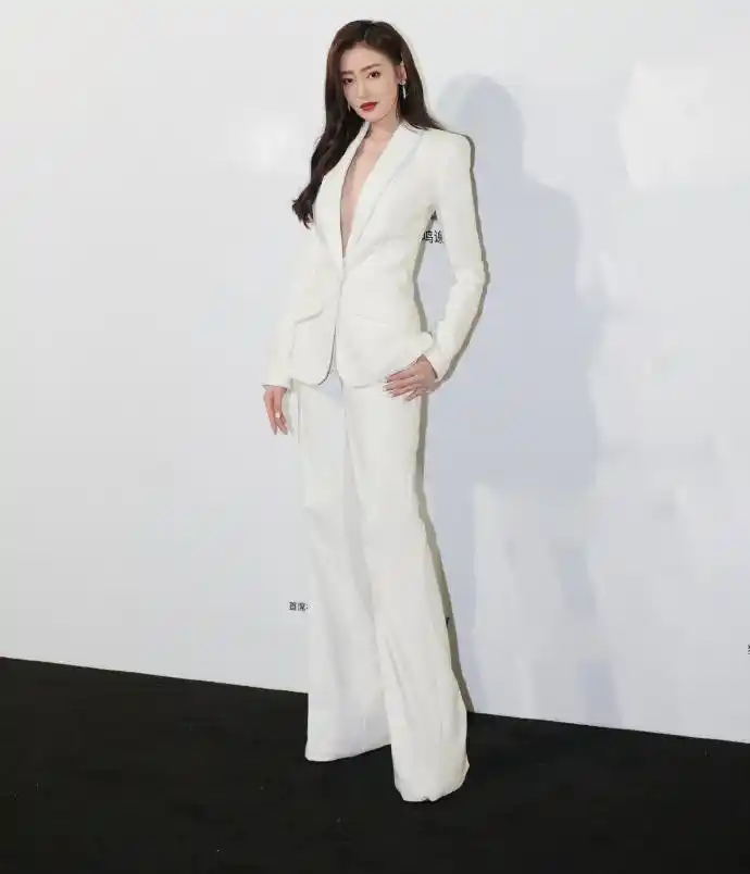 近日,张天爱穿着一套白色西装出席了一场活动,在活动结束以后,她又穿