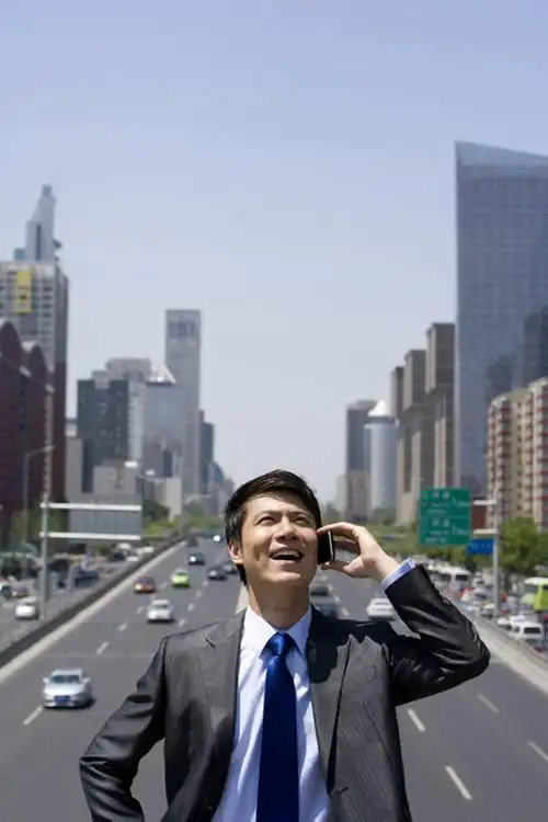 东方人,成年人,一个人,商务人士,商务男性,笑,打电话,微笑,露齿笑,竖